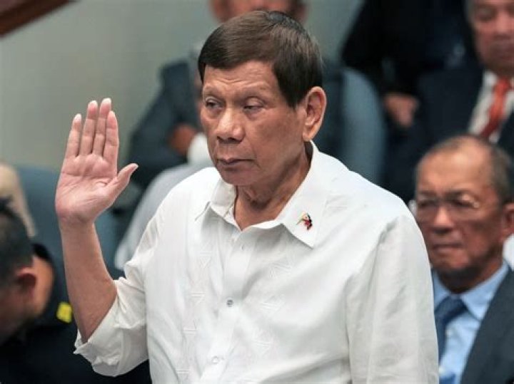 LOOK Duterte takes photo with Honeylet, Kitty before oathtaking